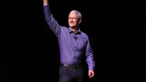 تيم كوك قبل مؤتمر الايفون 6s
