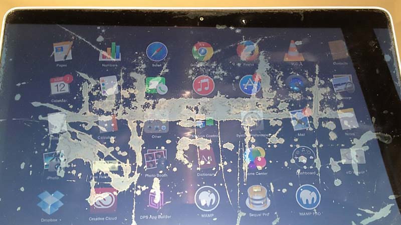 مشكلة شاشة ريتنا في MacBook Pro تظهر عليها بقع وتشقر